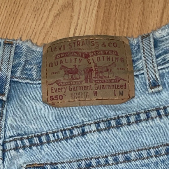 Levis Cut Off Short - Picture 3 of 4